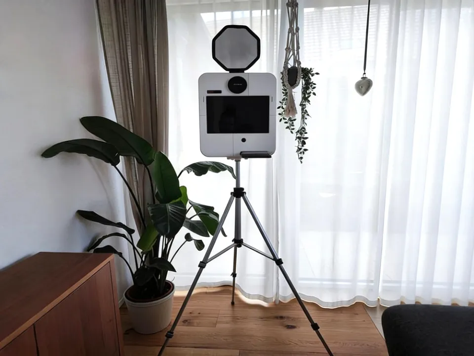 Festbox Fotobox mit Softbox auf Stativ, Vermietung für Geburtstage im Zürcher Oberland